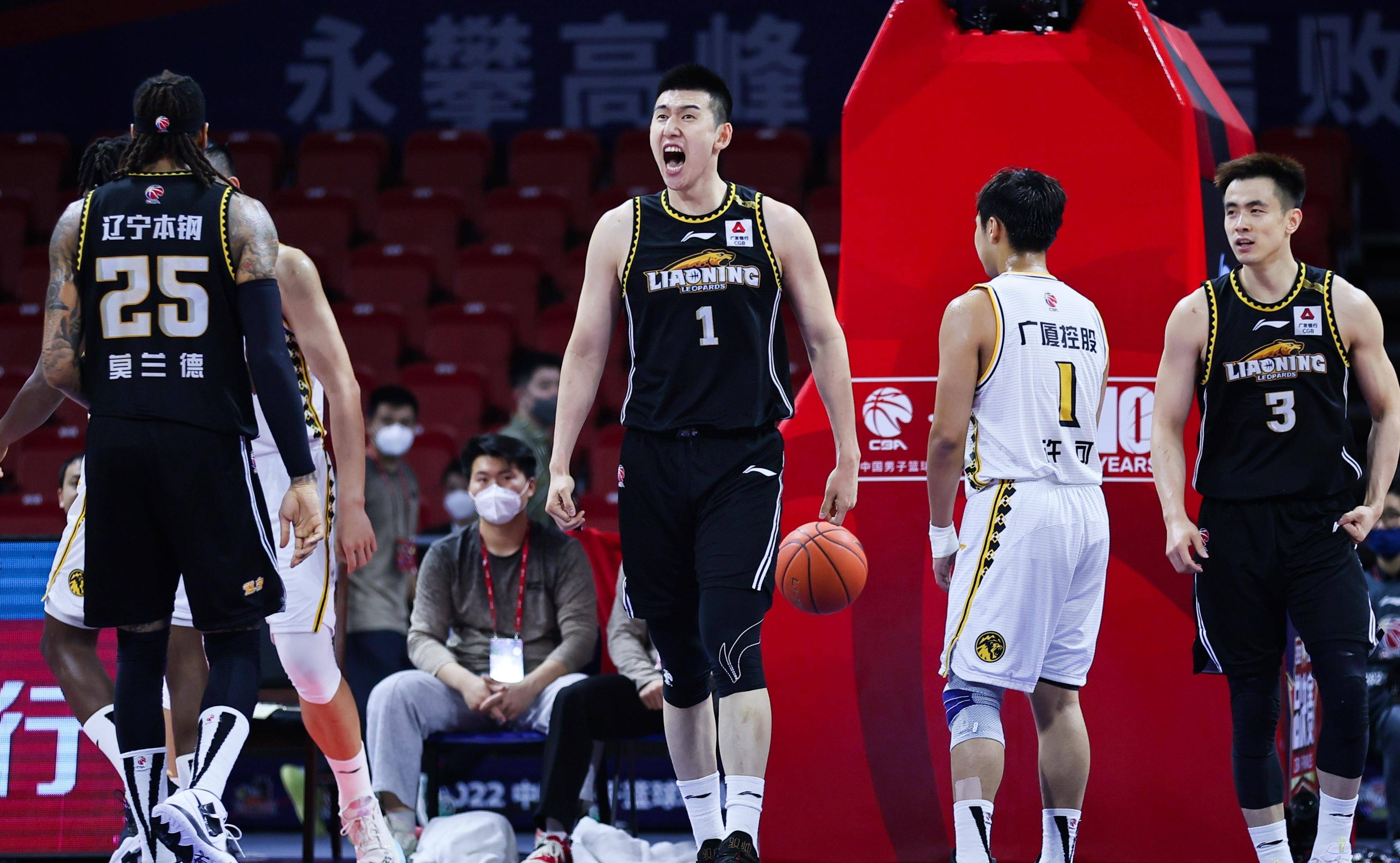 辽宁男篮球员斗志昂扬，拿下关键胜利