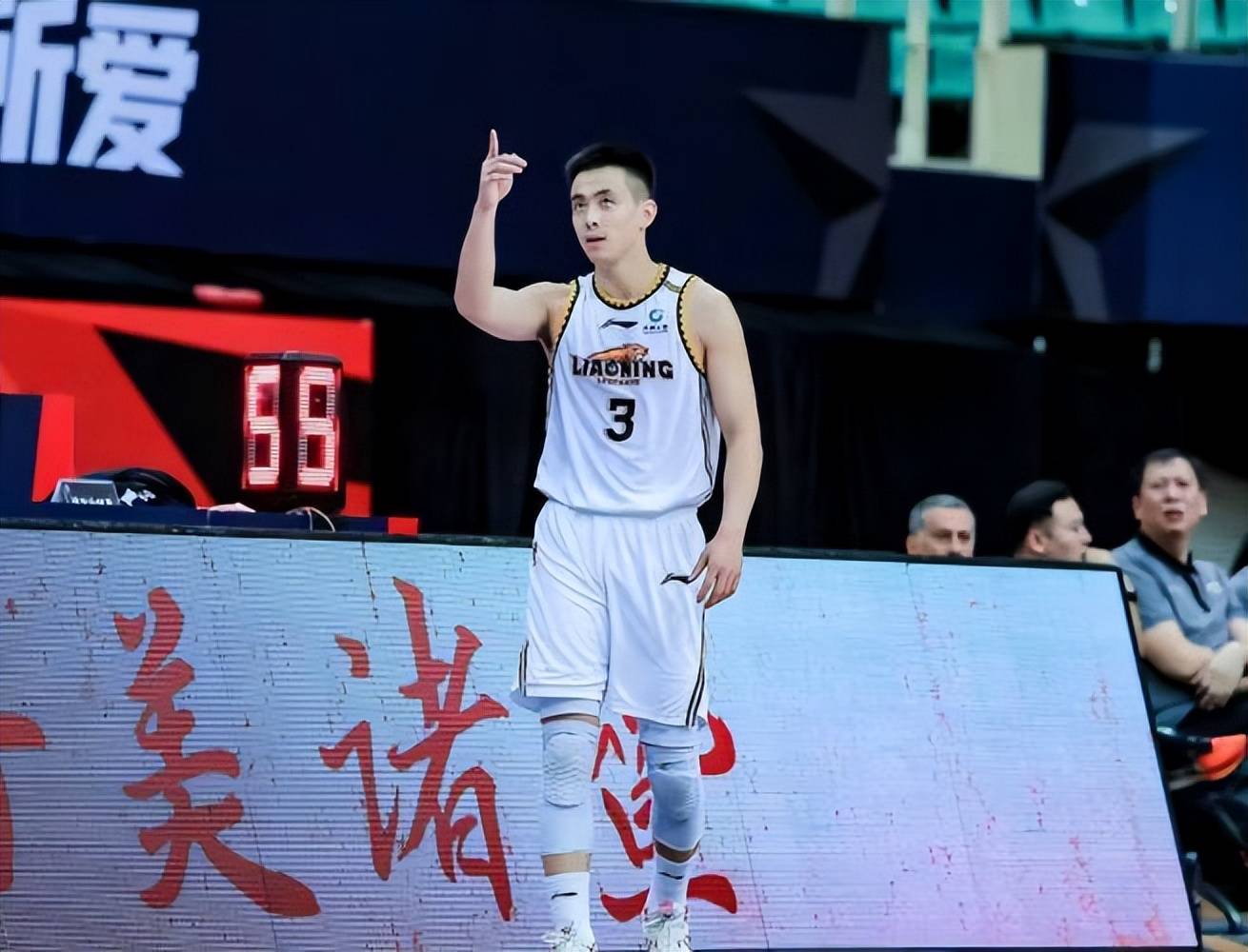 辽宁男篮球员斗志昂扬，拿下关键胜利