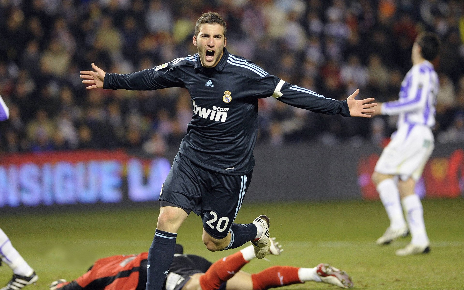 莎拉波娃回归赛场，逆转首场状态亮眼，G2观众沸腾！